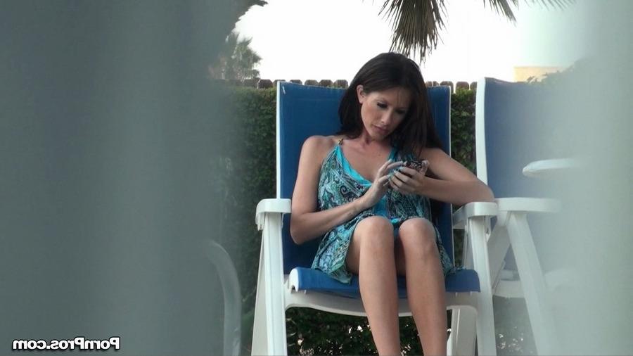 16P UPskirt voyeur