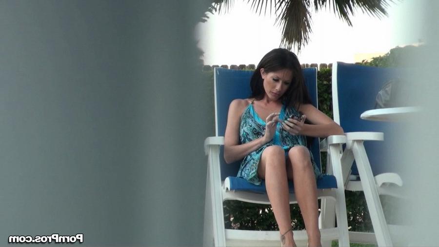 16P UPskirt voyeur