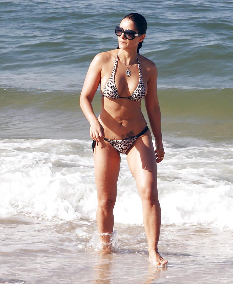 18P Nana Gouvea at the Beach show off her Butt in Thong Bikini
