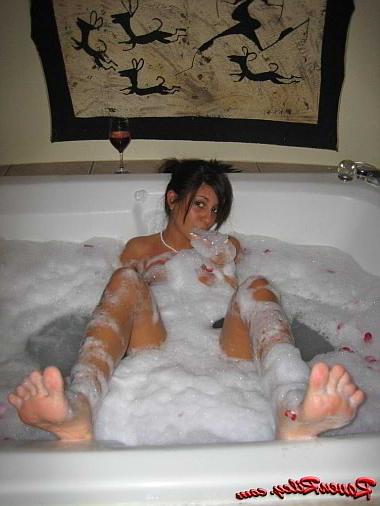 20P Brunette rubbing clit and fingering