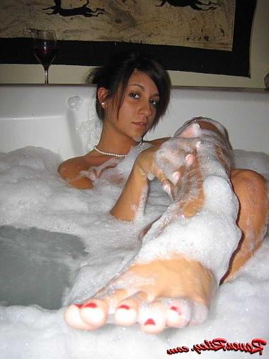 20P Brunette rubbing clit and fingering