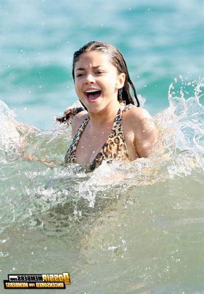 15P Petite attention-getting teen Sarah Hyland is skanky in pictures