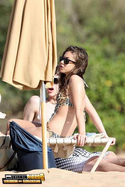 15P Petite attention-getting teen Sarah Hyland is skanky in pictures