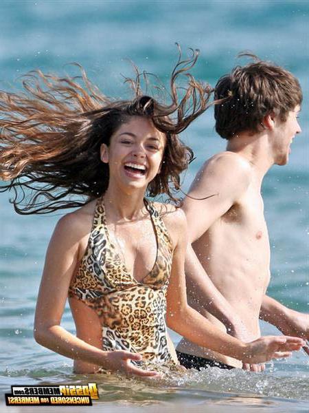 15P Petite attention-getting teen Sarah Hyland is skanky in pictures