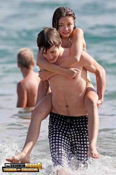 15P Petite attention-getting teen Sarah Hyland is skanky in pictures