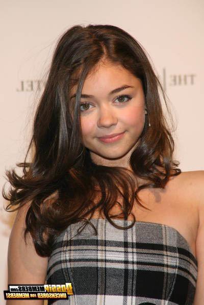 15P Petite attention-getting teen Sarah Hyland is skanky in pictures