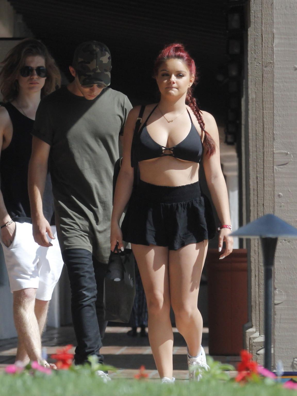 16P Ariel Winter flashing her underboobs and butt outdoor