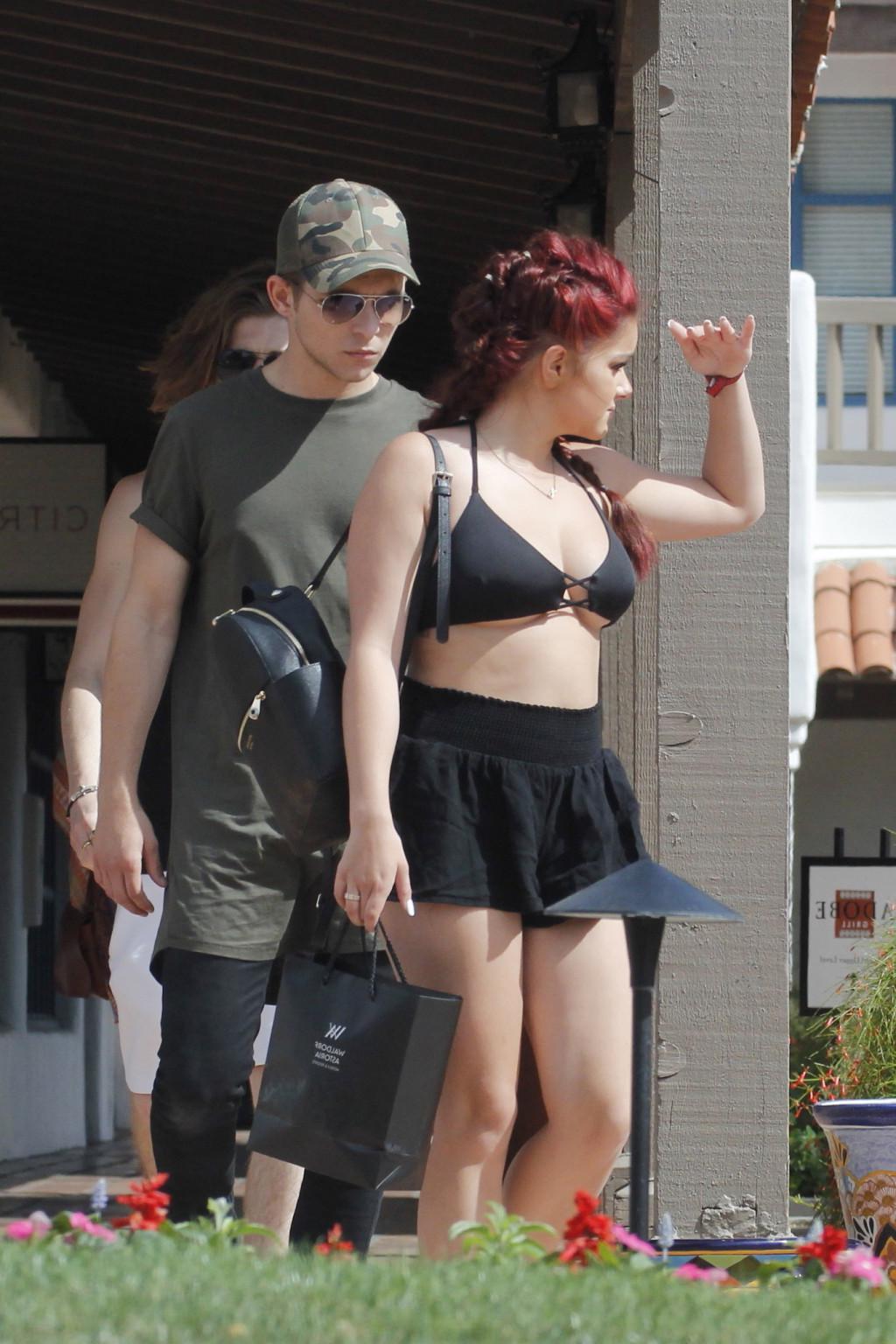 16P Ariel Winter flashing her underboobs and butt outdoor