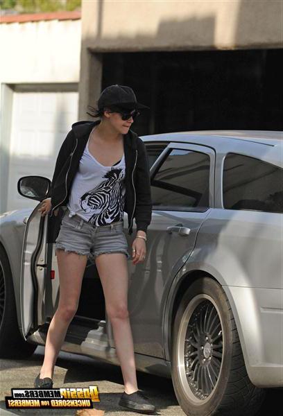 15P Pictures of The Runaways star Kristen Stewart looking dark and sensuously beauti
