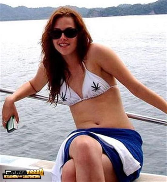 15P Slutty Kirsten does sexy poses for the camera