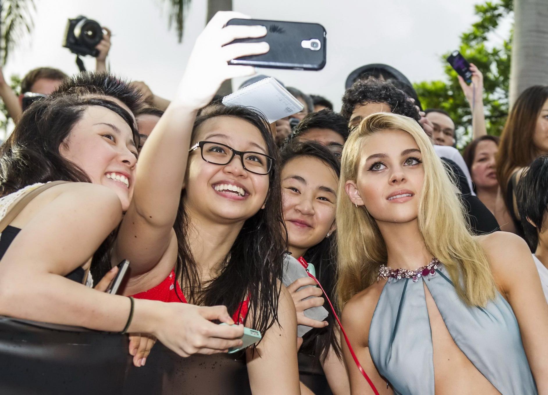 16P Nicola Peltz shows off her big boobs braless in revealing gray dress at the film
