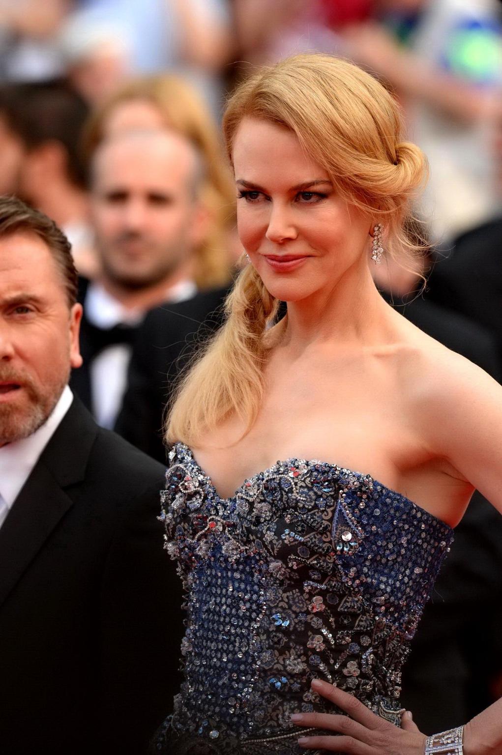 16P Nicole Kidman busty wearing a strapless dress at the 67th Annual Cannes Film Fes