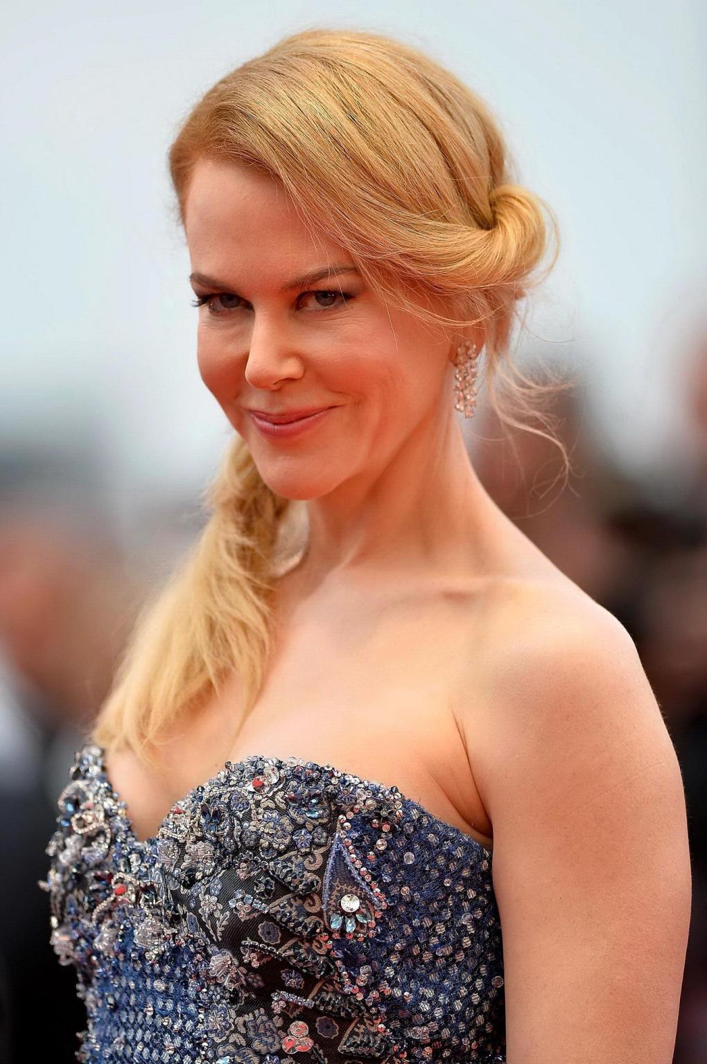 16P Nicole Kidman busty wearing a strapless dress at the 67th Annual Cannes Film Fes