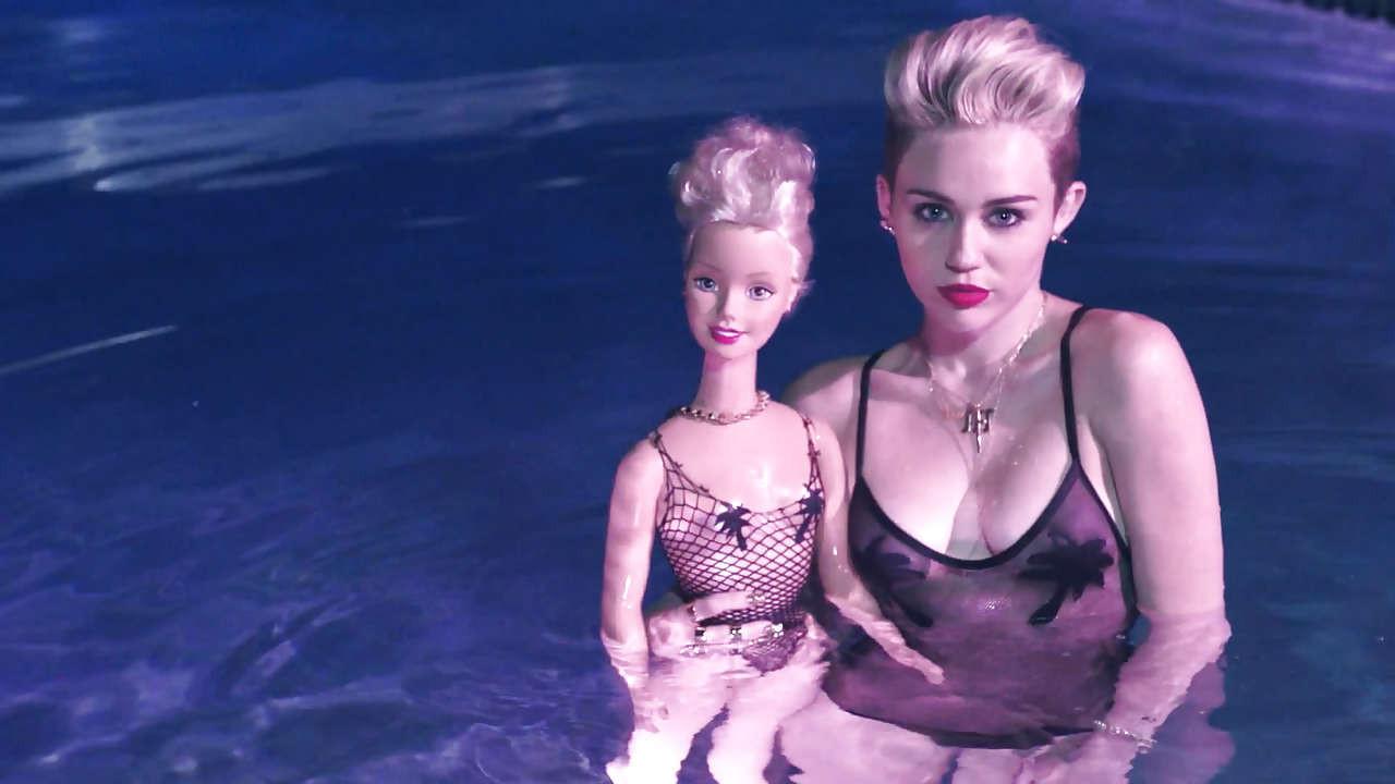 16P Miley Cyrus looking very sexy and showing nice butt