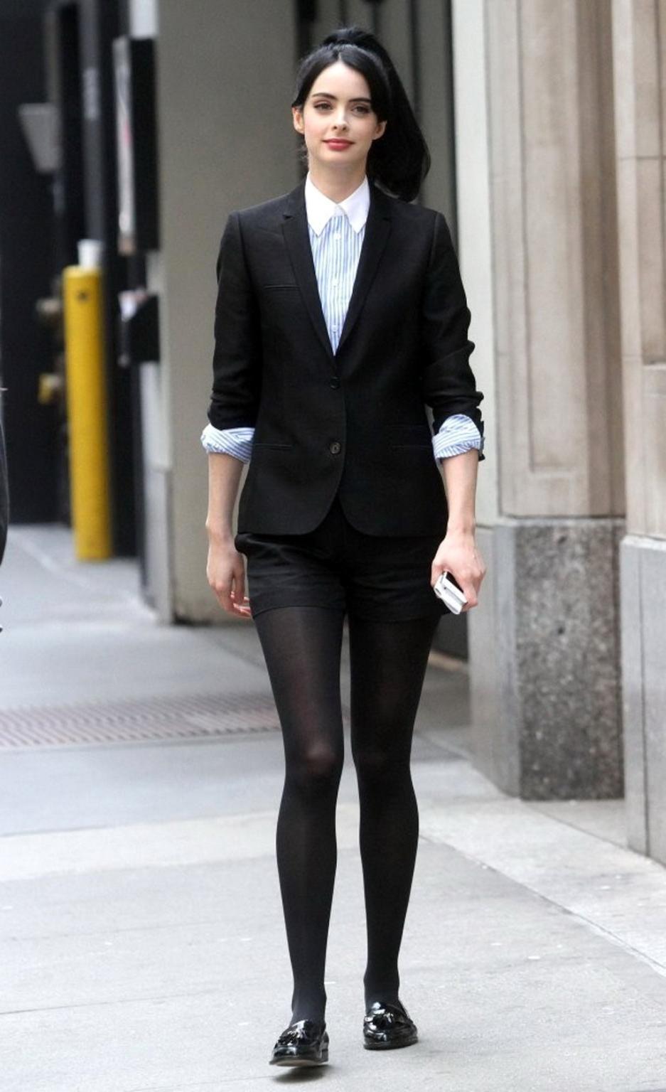 16P Krysten Ritter leggy wearing shorts  pantyhose on the set of 'Assistance' in New