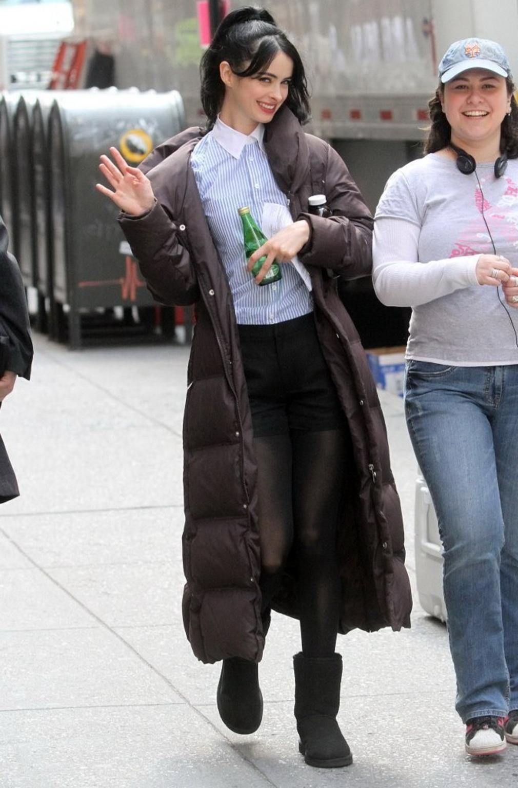 16P Krysten Ritter leggy wearing shorts  pantyhose on the set of 'Assistance' in New