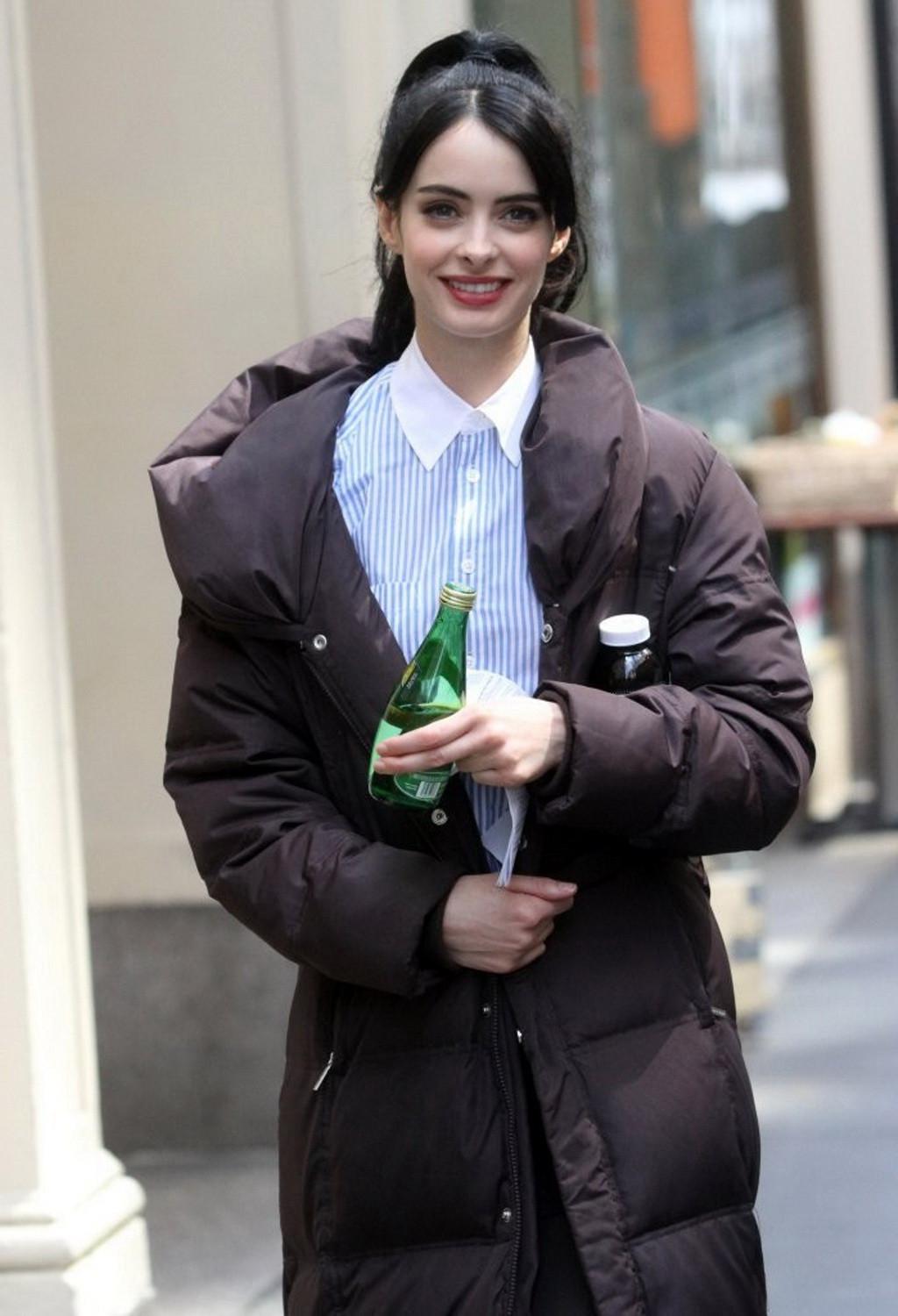 16P Krysten Ritter leggy wearing shorts  pantyhose on the set of 'Assistance' in New