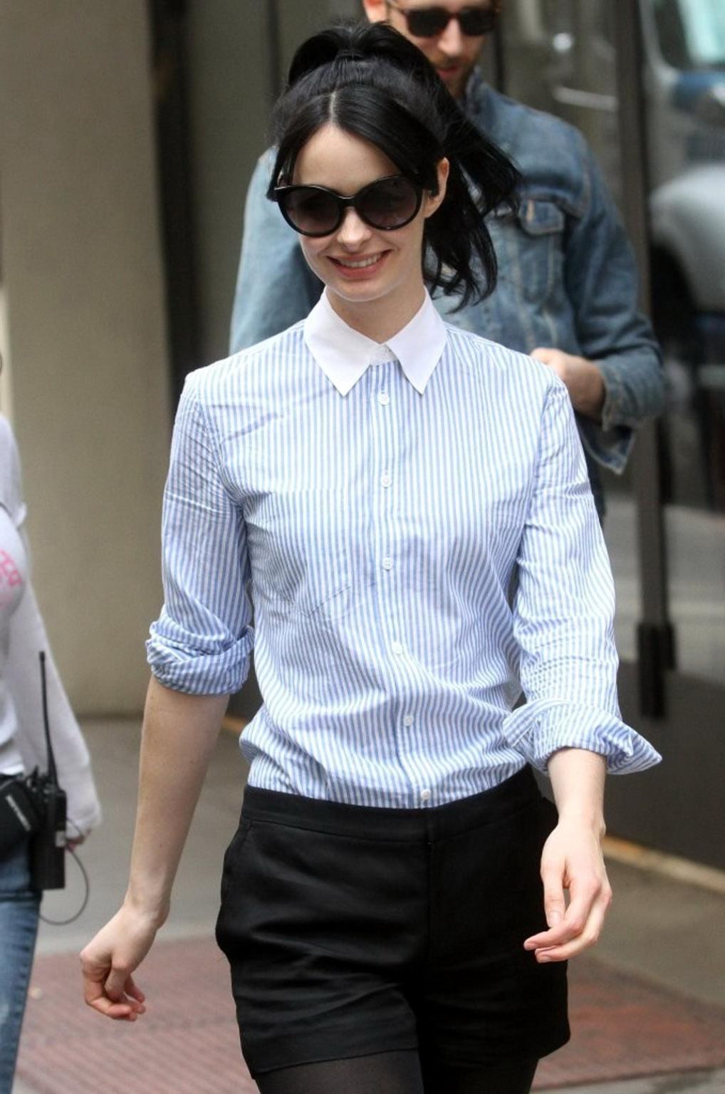 16P Krysten Ritter leggy wearing shorts  pantyhose on the set of 'Assistance' in New