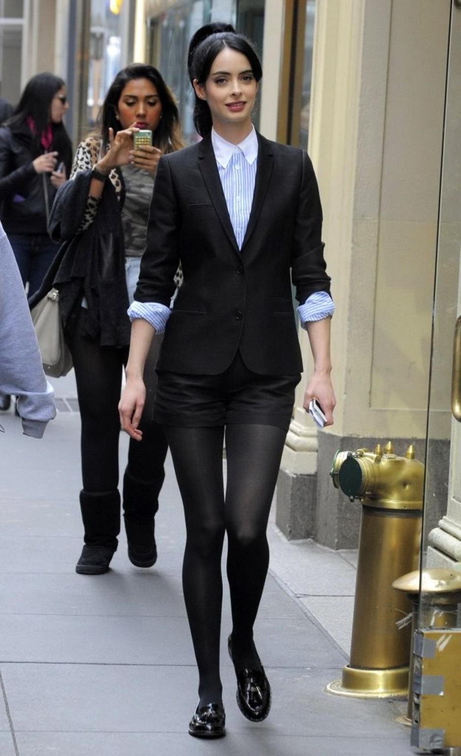16P Krysten Ritter leggy wearing shorts  pantyhose on the set of 'Assistance' in New