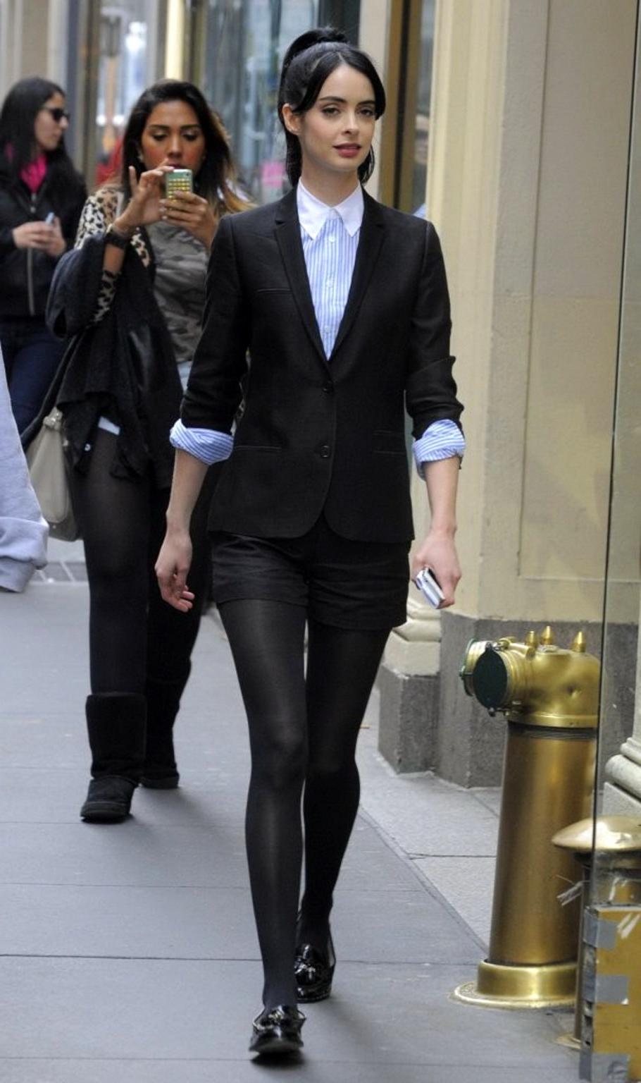 16P Krysten Ritter leggy wearing shorts  pantyhose on the set of 'Assistance' in New