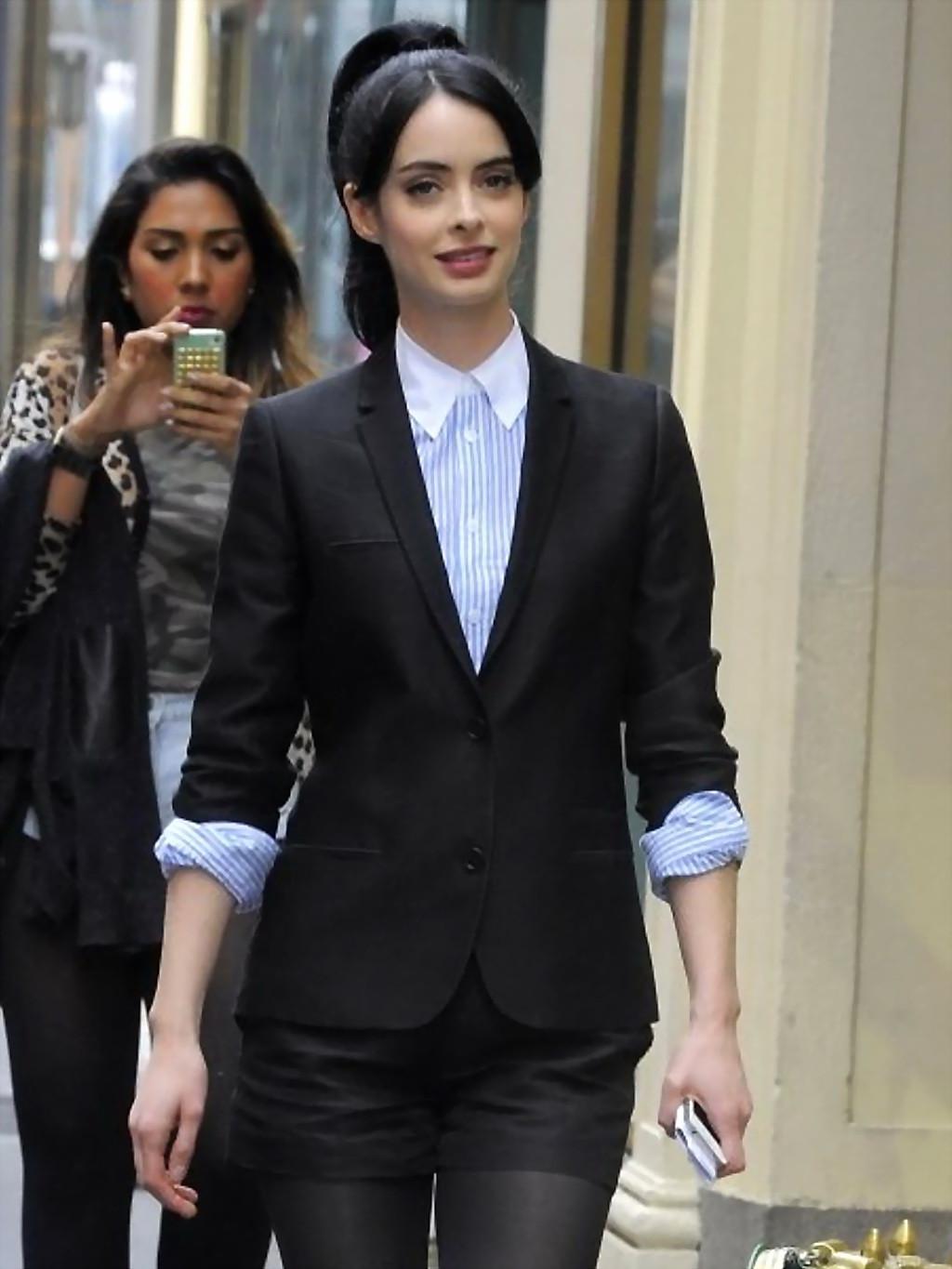 16P Krysten Ritter leggy wearing shorts  pantyhose on the set of 'Assistance' in New