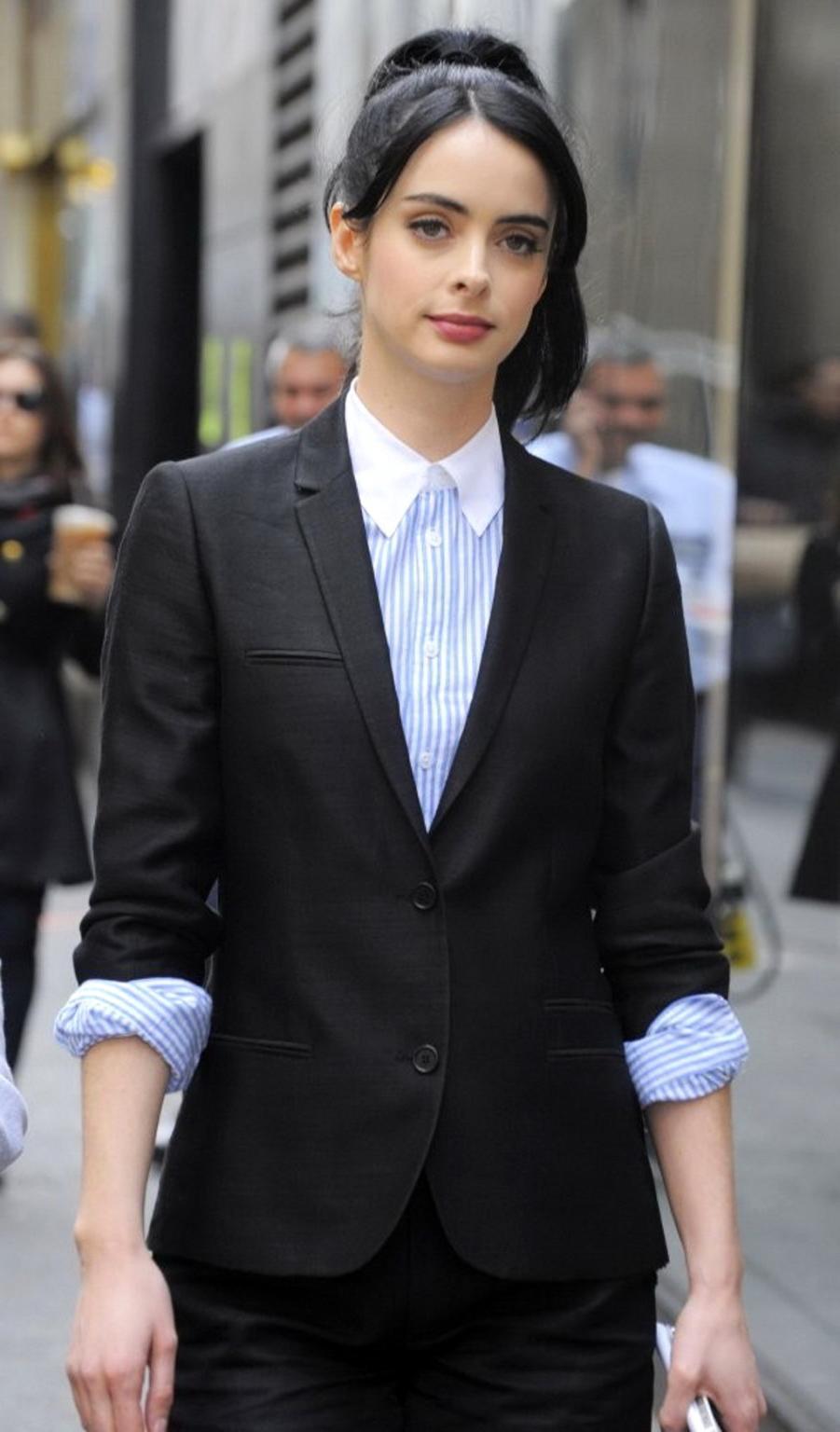 16P Krysten Ritter leggy wearing shorts  pantyhose on the set of 'Assistance' in New