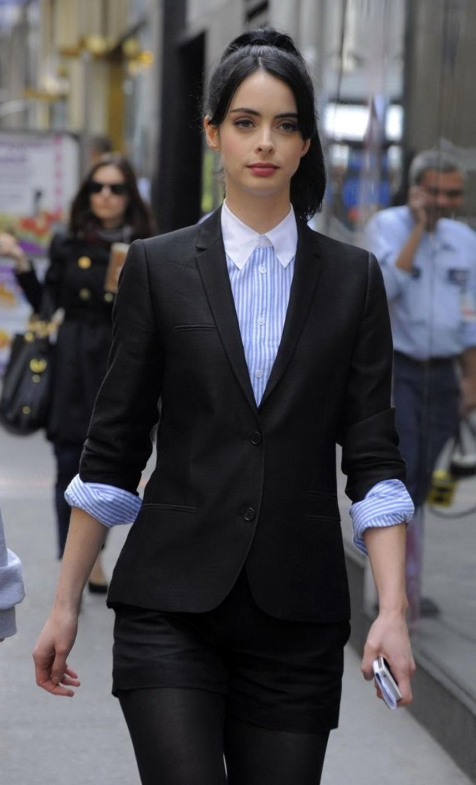 16P Krysten Ritter leggy wearing shorts  pantyhose on the set of 'Assistance' in New