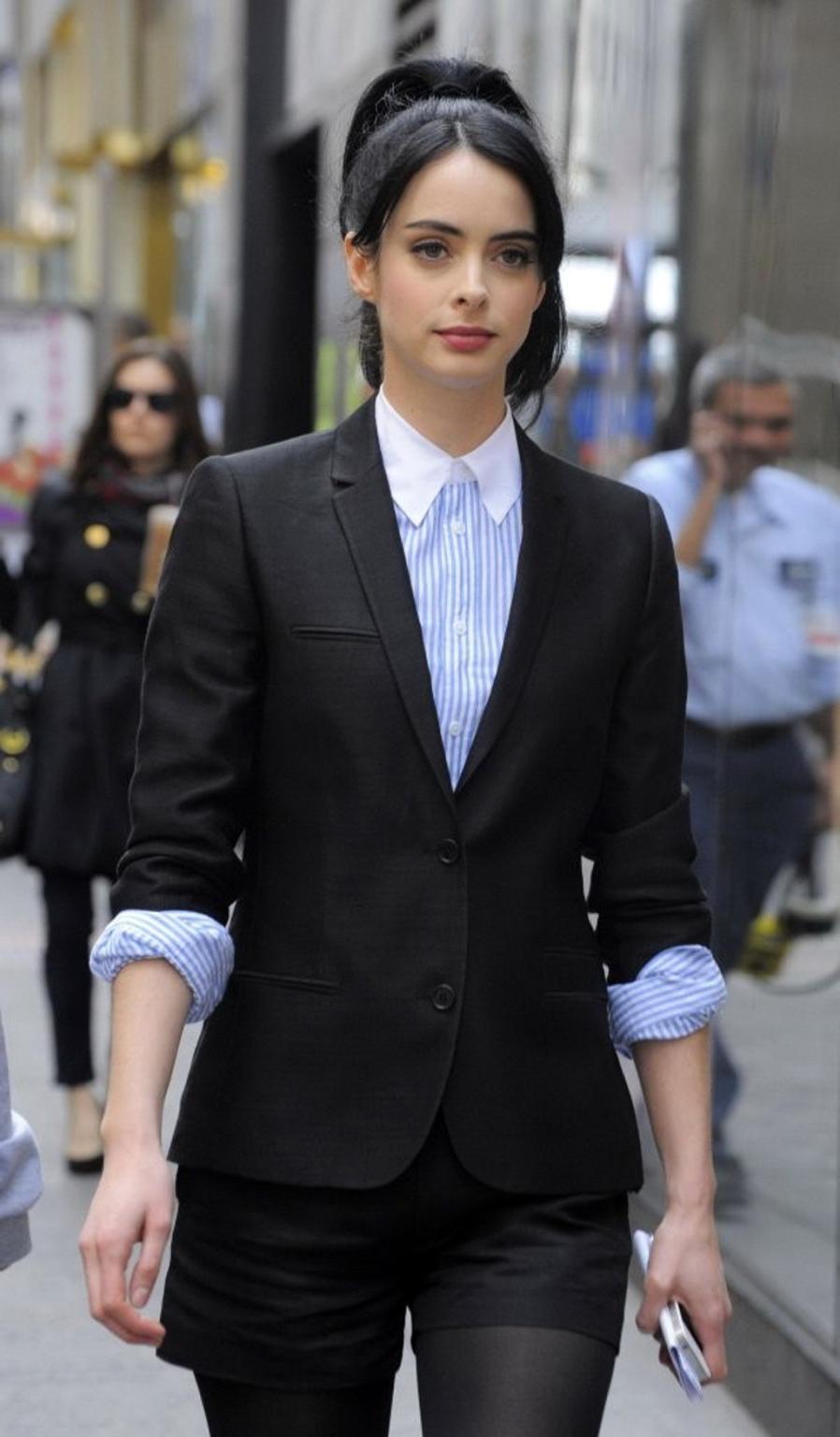 16P Krysten Ritter leggy wearing shorts  pantyhose on the set of 'Assistance' in New