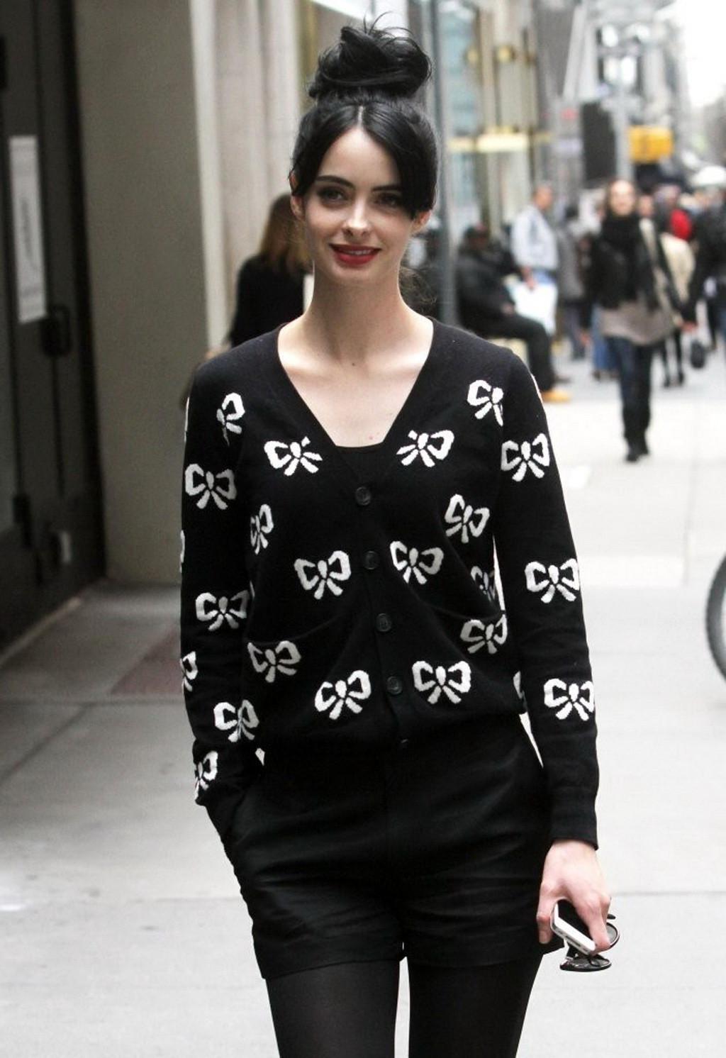 16P Krysten Ritter leggy wearing shorts  pantyhose on the set of 'Assistance' in New