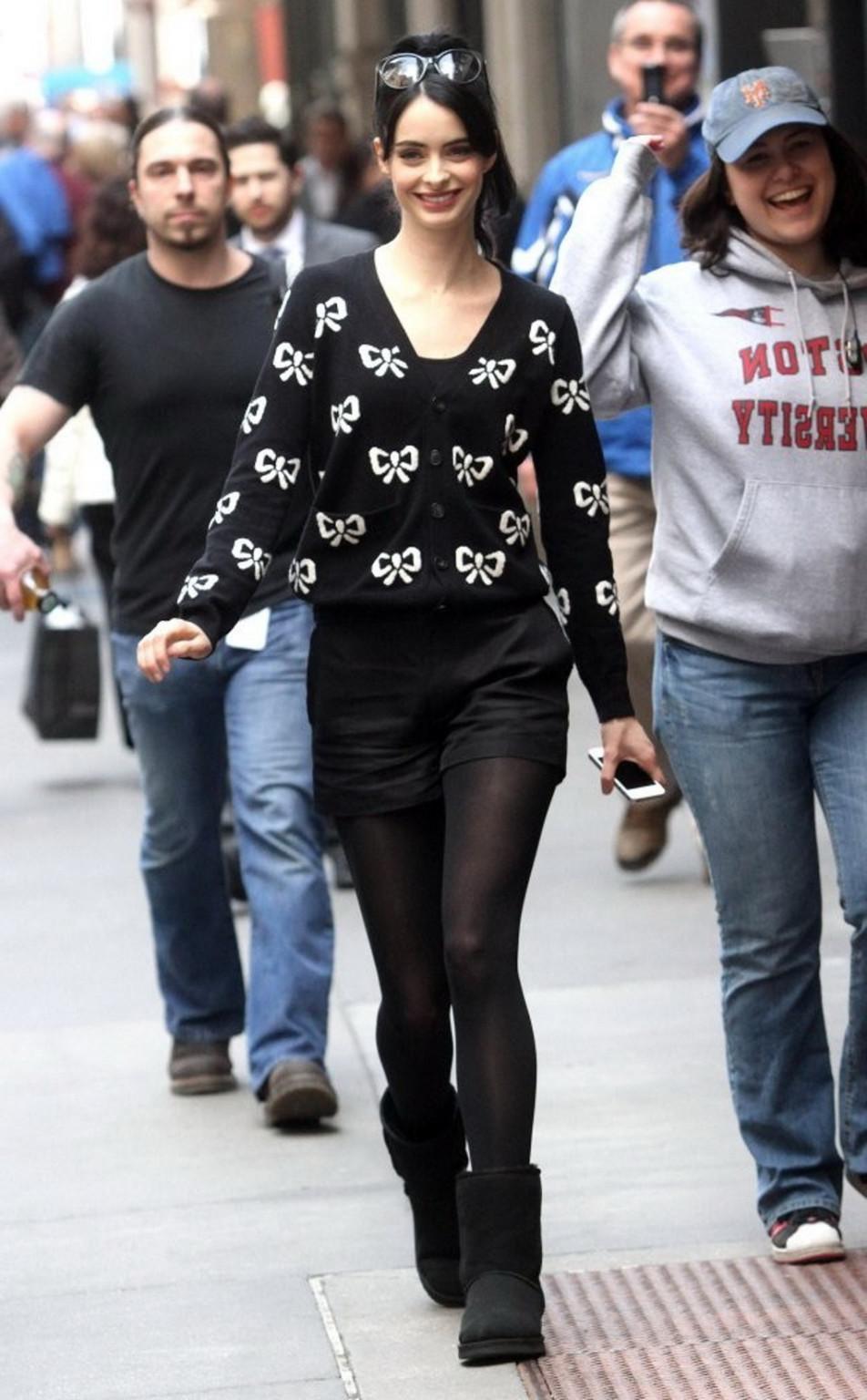 16P Krysten Ritter leggy wearing shorts  pantyhose on the set of 'Assistance' in New