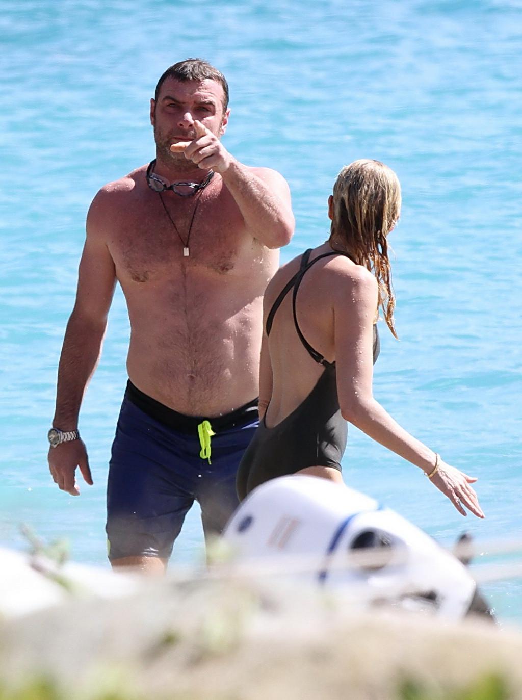 10P Naomi Watts showing pokies in wet gray monokini on a vacation with Liev Schreibe