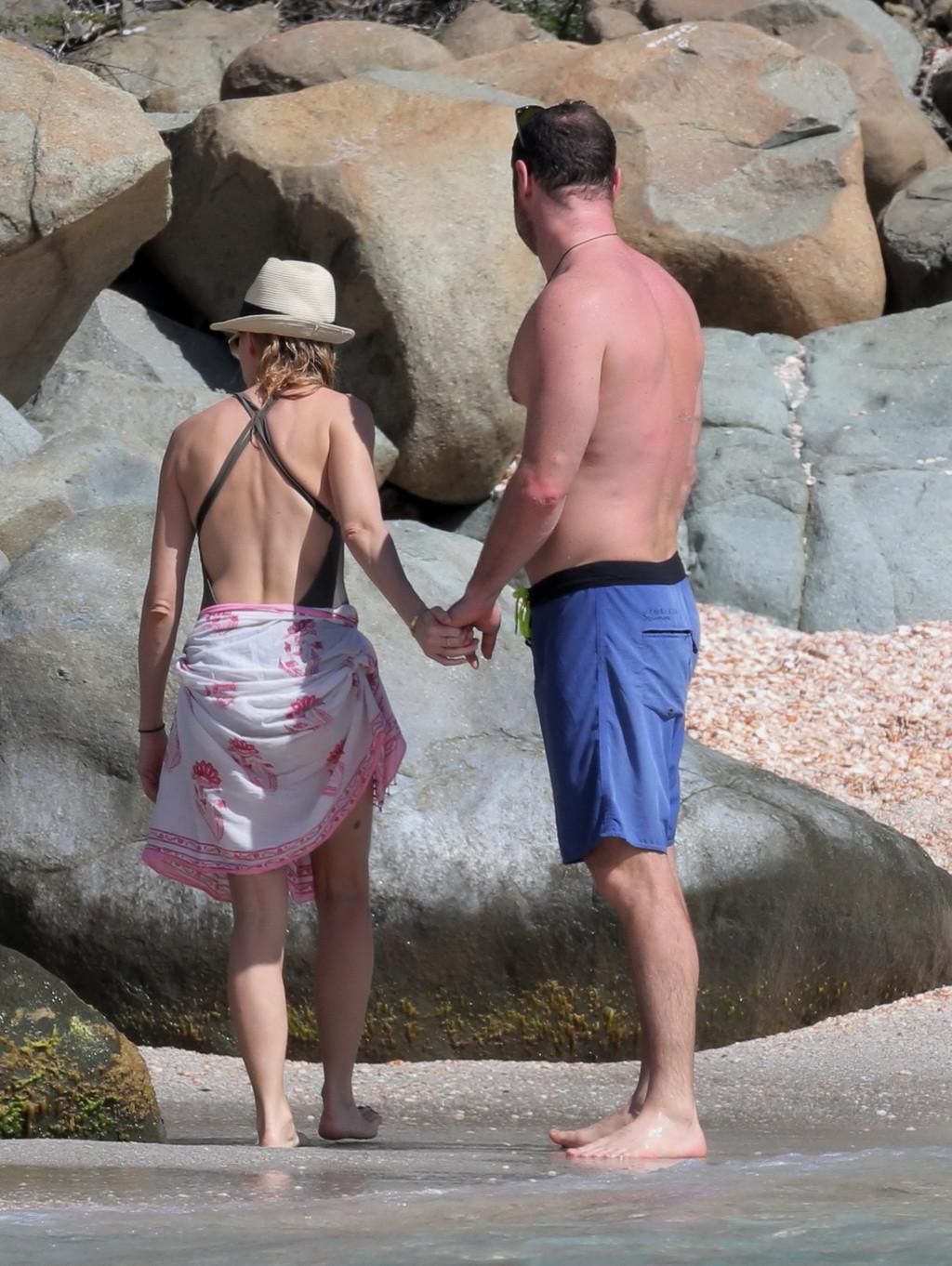 10P Naomi Watts showing pokies in wet gray monokini on a vacation with Liev Schreibe