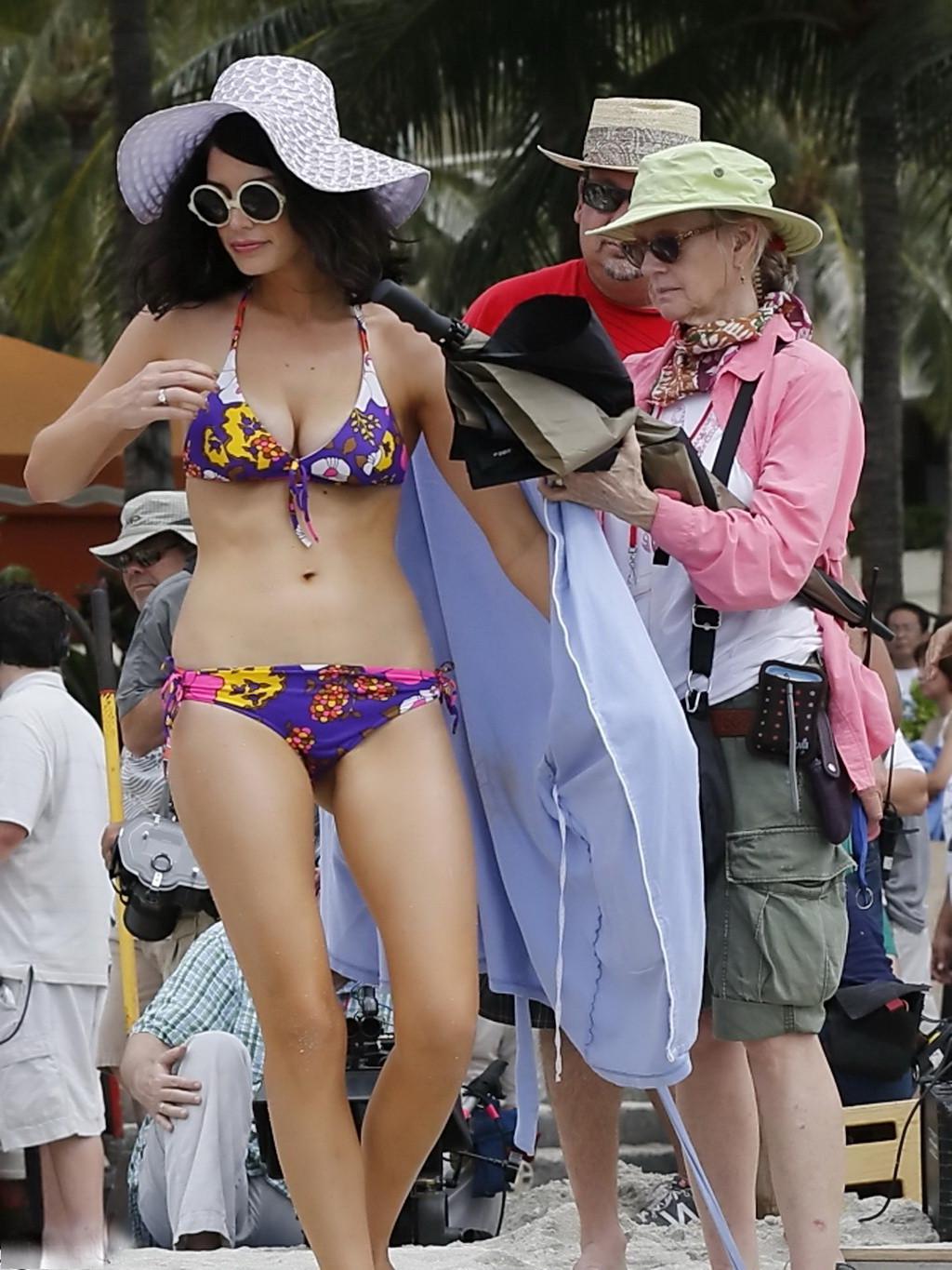 10P Jessica Pare showing off her hot body in a skimpy colorful bikini on the set of 