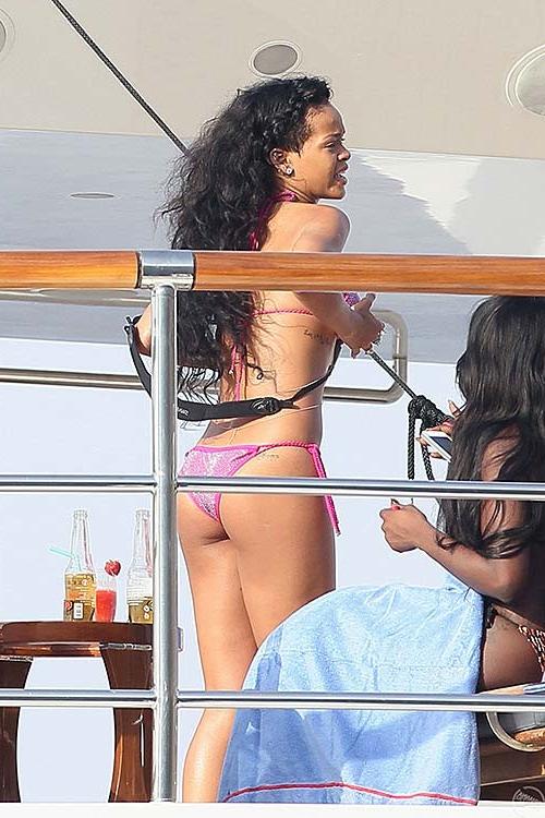 10P Rihanna exposing sexy body in bikini while she is on vacation