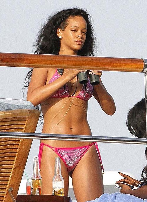 10P Rihanna exposing sexy body in bikini while she is on vacation