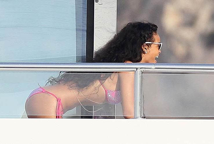 10P Rihanna exposing sexy body in bikini while she is on vacation
