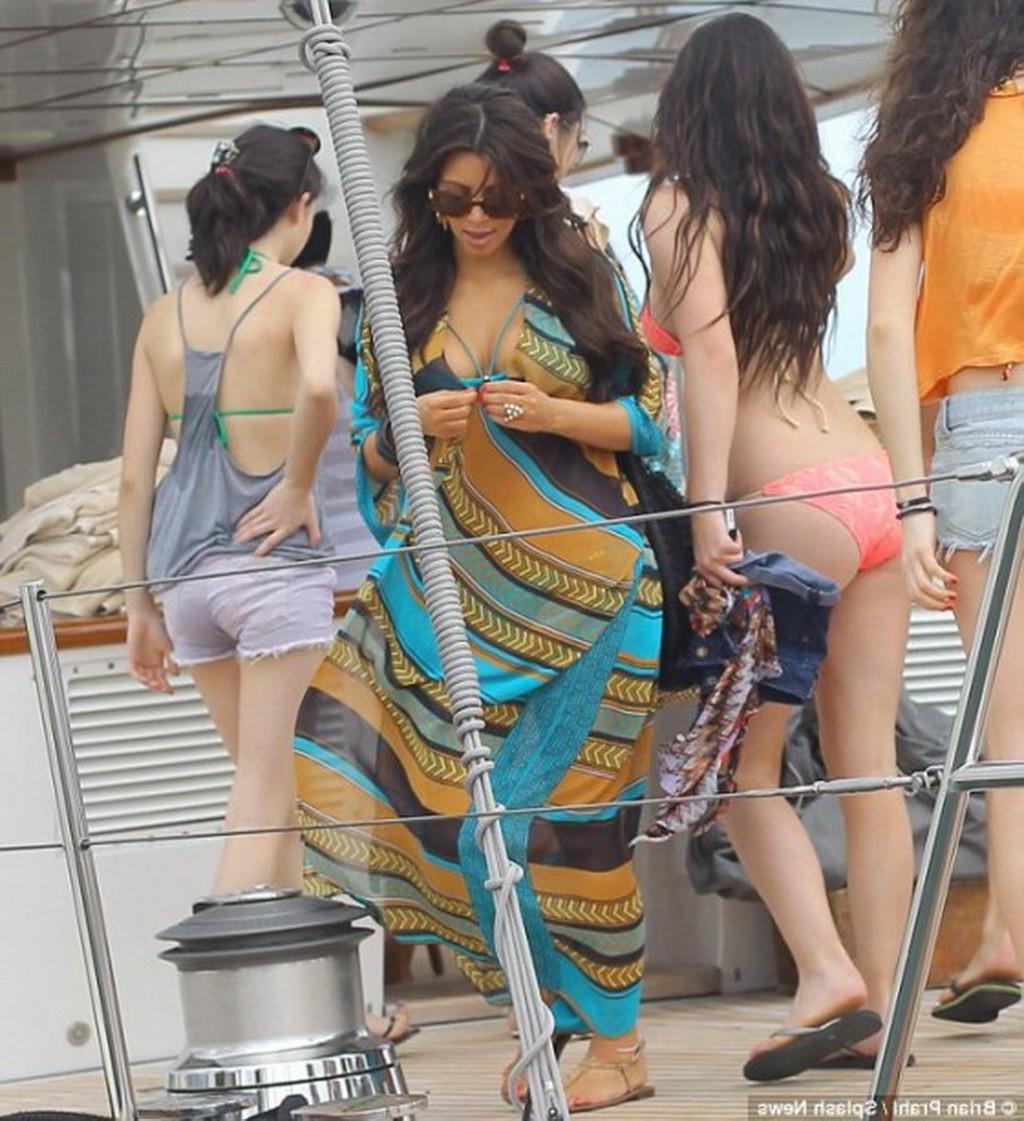 16P Kim Kardashian showing her busty and booty body in bikini on a vacation in La Ro