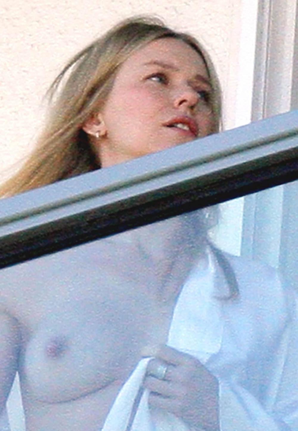 16P Naomi Watts showing pokies and nude tits
