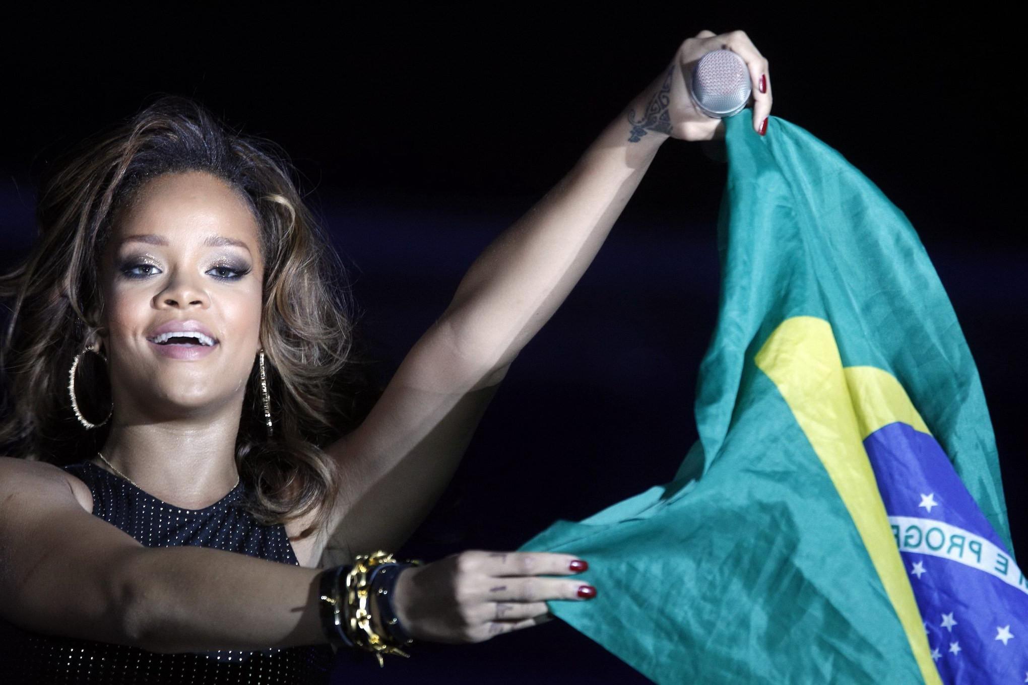 16P Rihanna groping her own ass at the performance in Nilson Nelson Arena, Brasilia