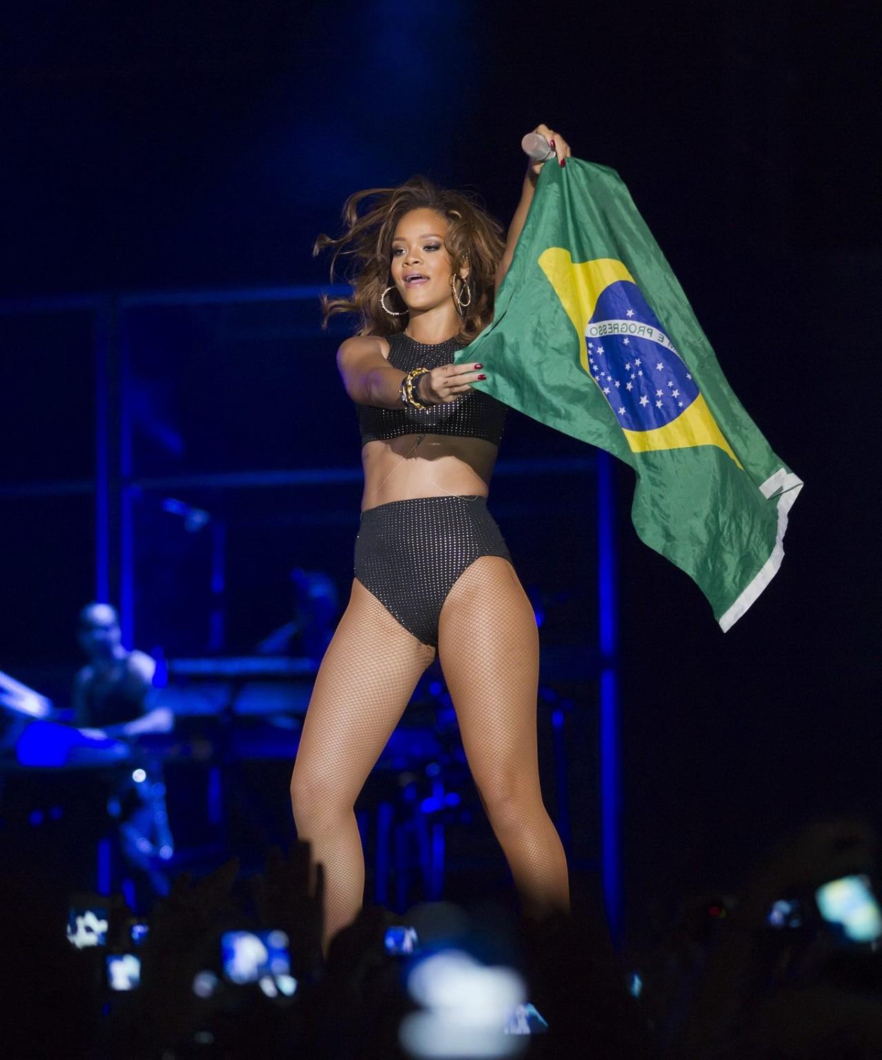 16P Rihanna groping her own ass at the performance in Nilson Nelson Arena, Brasilia