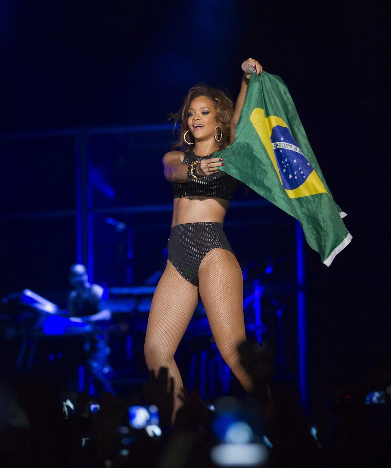 16P Rihanna groping her own ass at the performance in Nilson Nelson Arena, Brasilia