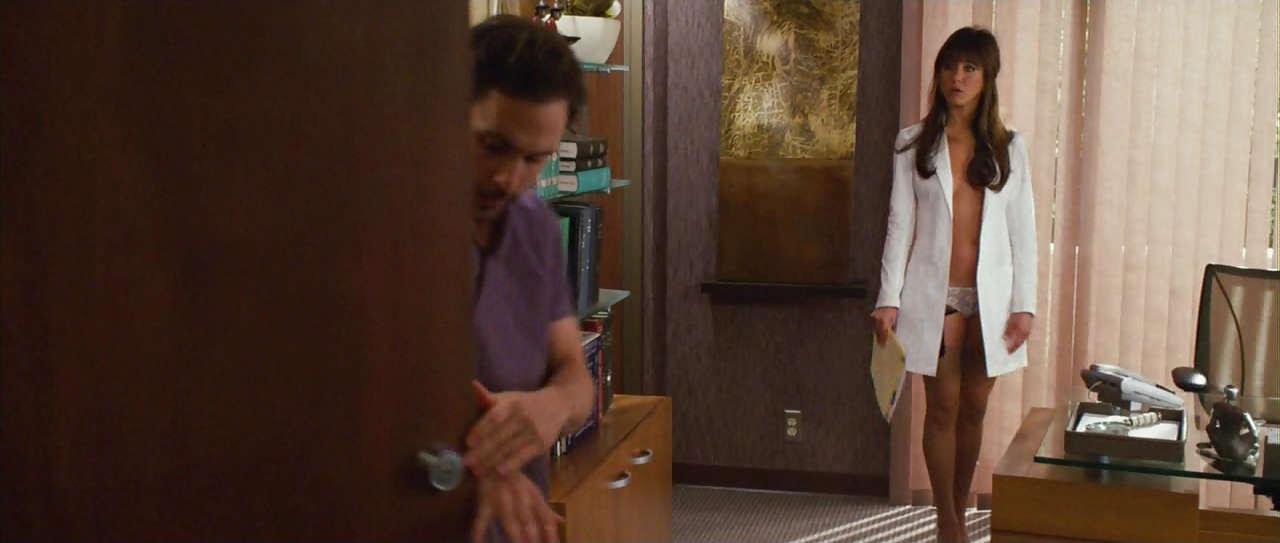 16P Jennifer Aniston posing topless but covered in new movie hot screen caps