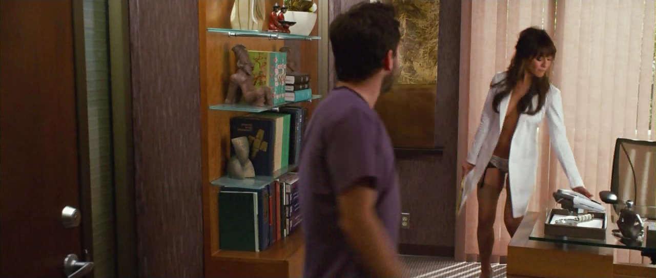16P Jennifer Aniston posing topless but covered in new movie hot screen caps