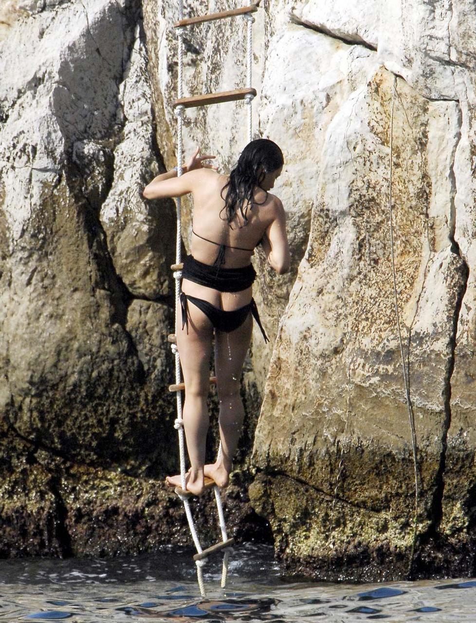 16P Michelle Rodriguez exposing her bare ass on vacation in bikini paparazzi picture