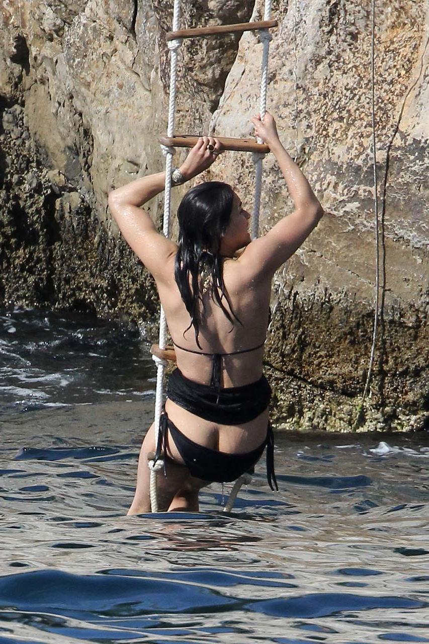 16P Michelle Rodriguez exposing her bare ass on vacation in bikini paparazzi picture