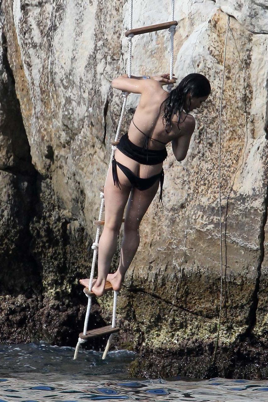 16P Michelle Rodriguez exposing her bare ass on vacation in bikini paparazzi picture