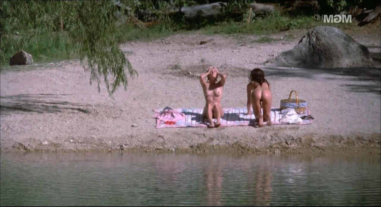 16P Jennifer Connelly showing her nice boobs and pussy from behind on beach in movie