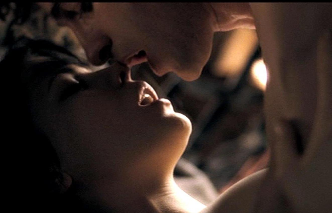 16P Kate Beckinsale nude having sex on the bed