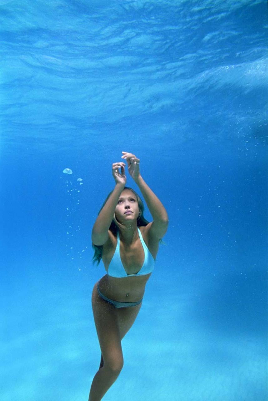 10P Jessica Alba looking sexy in black underwear on movie and very hot in bikini in 