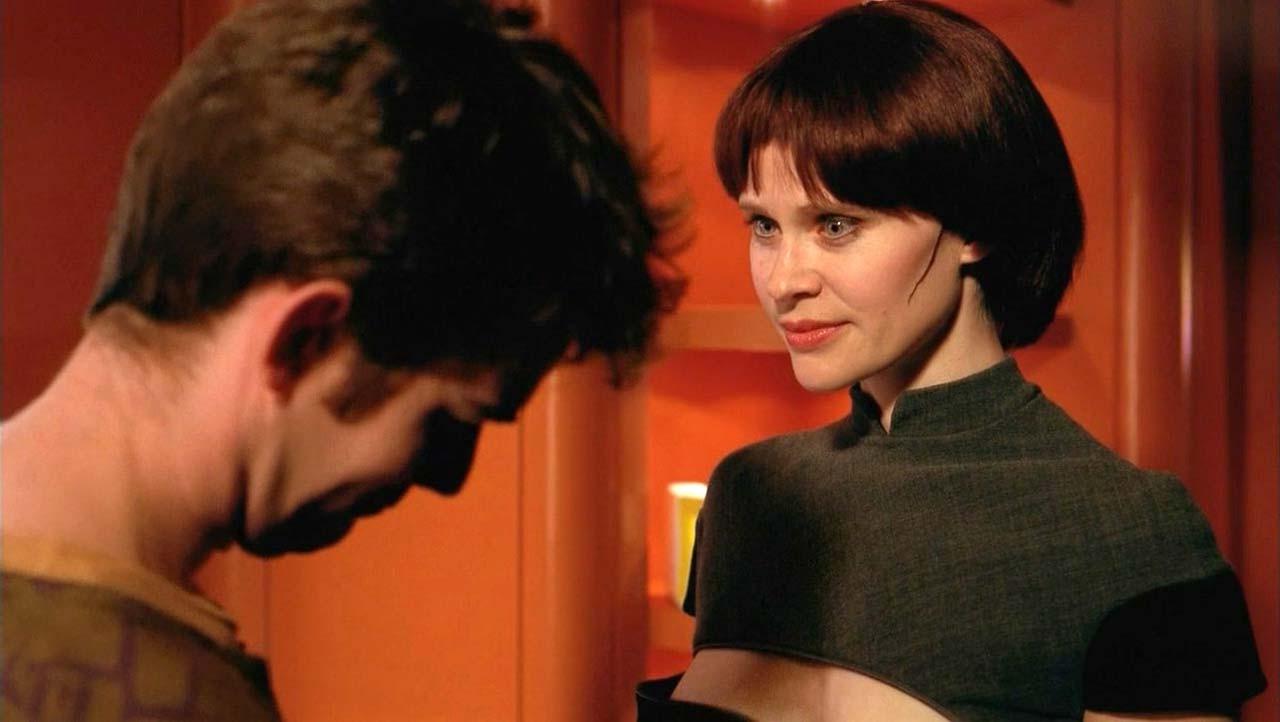 16P Lisa Ryder exposing her nice big boobs in nude movie scenes